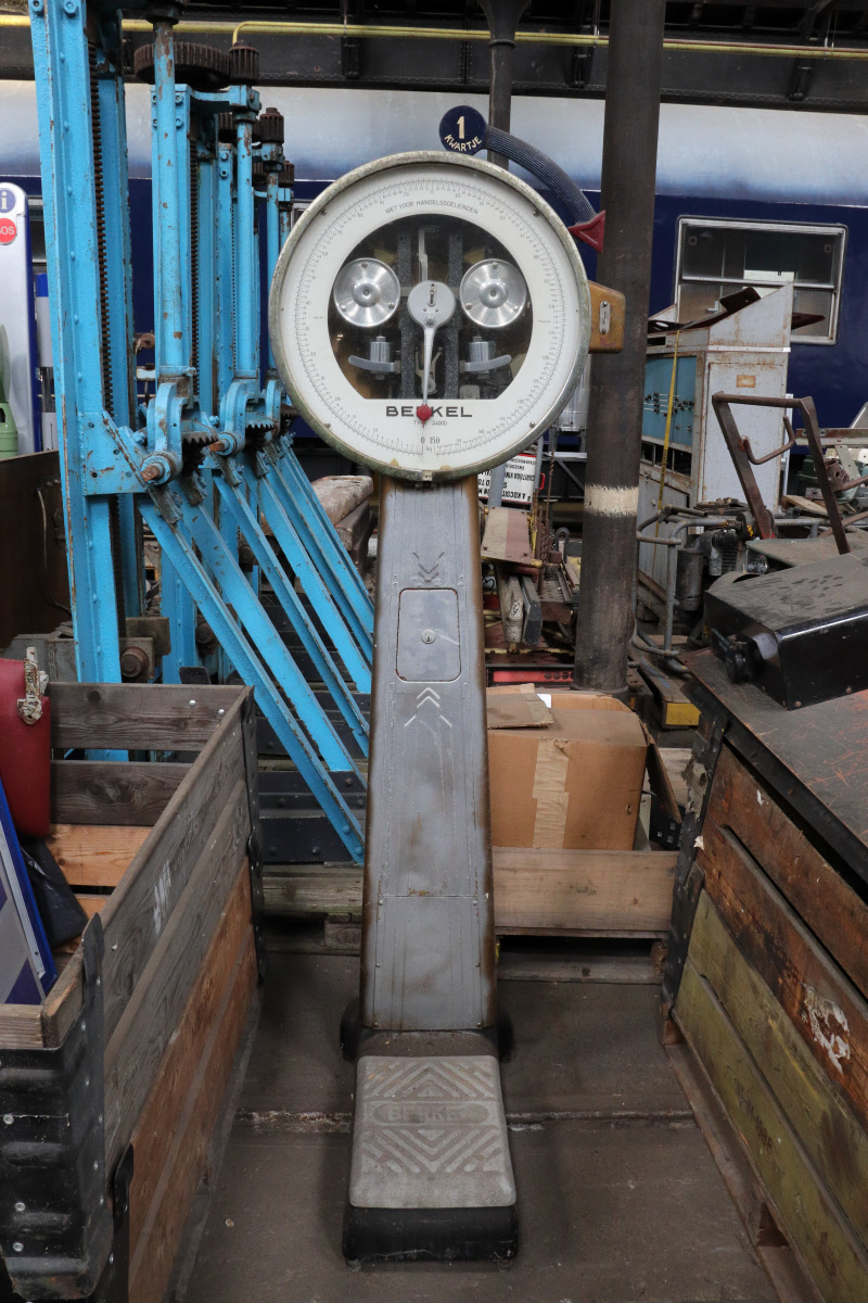 Metalen weegschaal van het merk Berkel