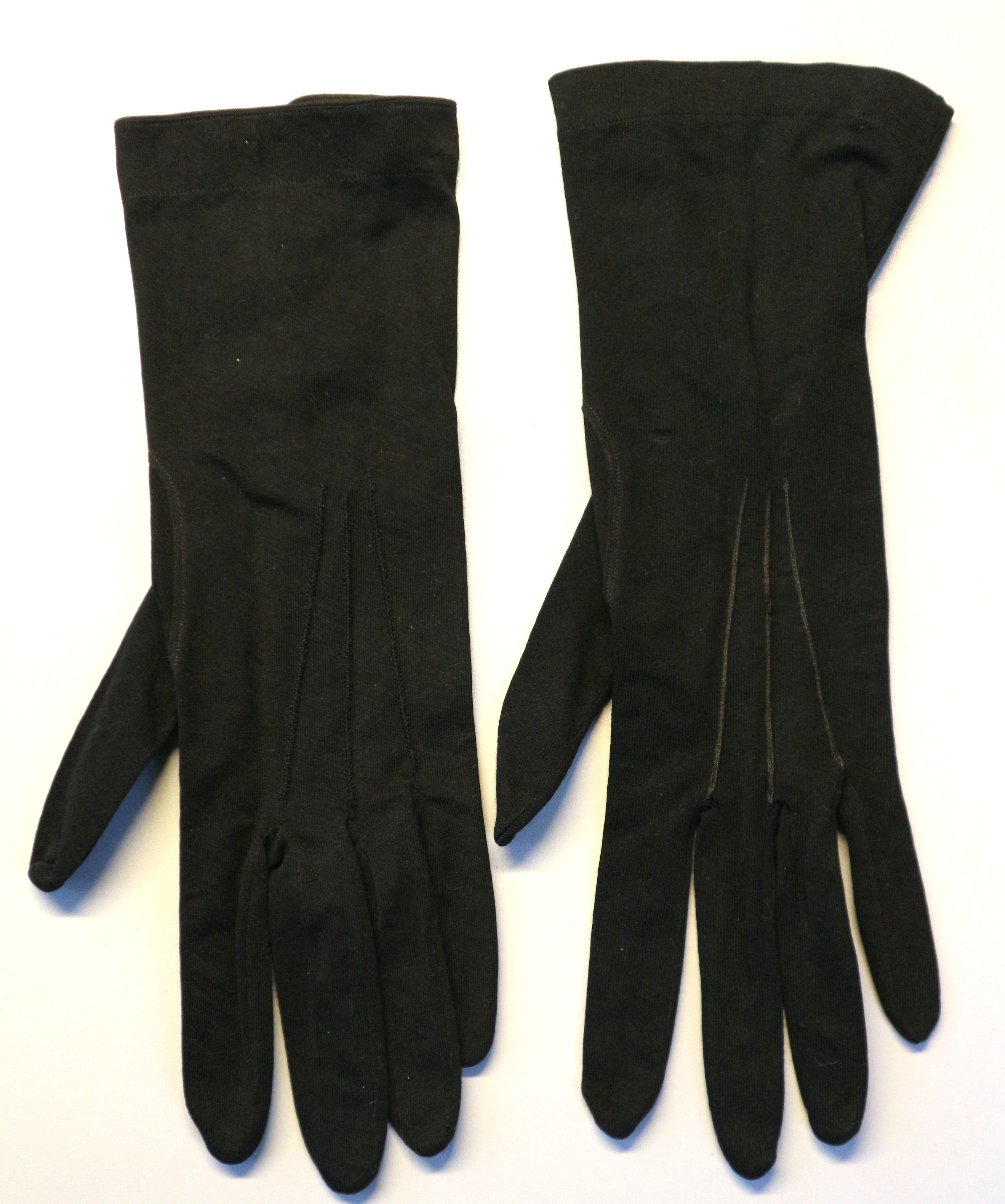 Een paar dameshandschoenen 1925-1950