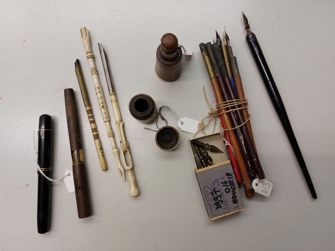 Kroontjespennen, penhouders en inktpotjes