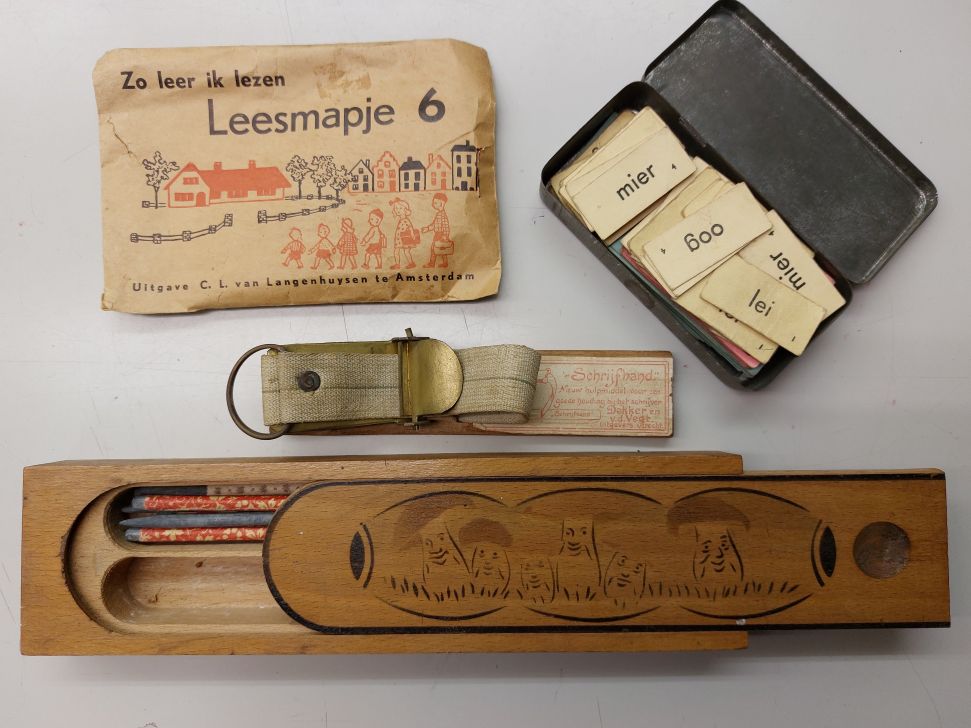 Griffeldoos, schrijfband, leesmapje