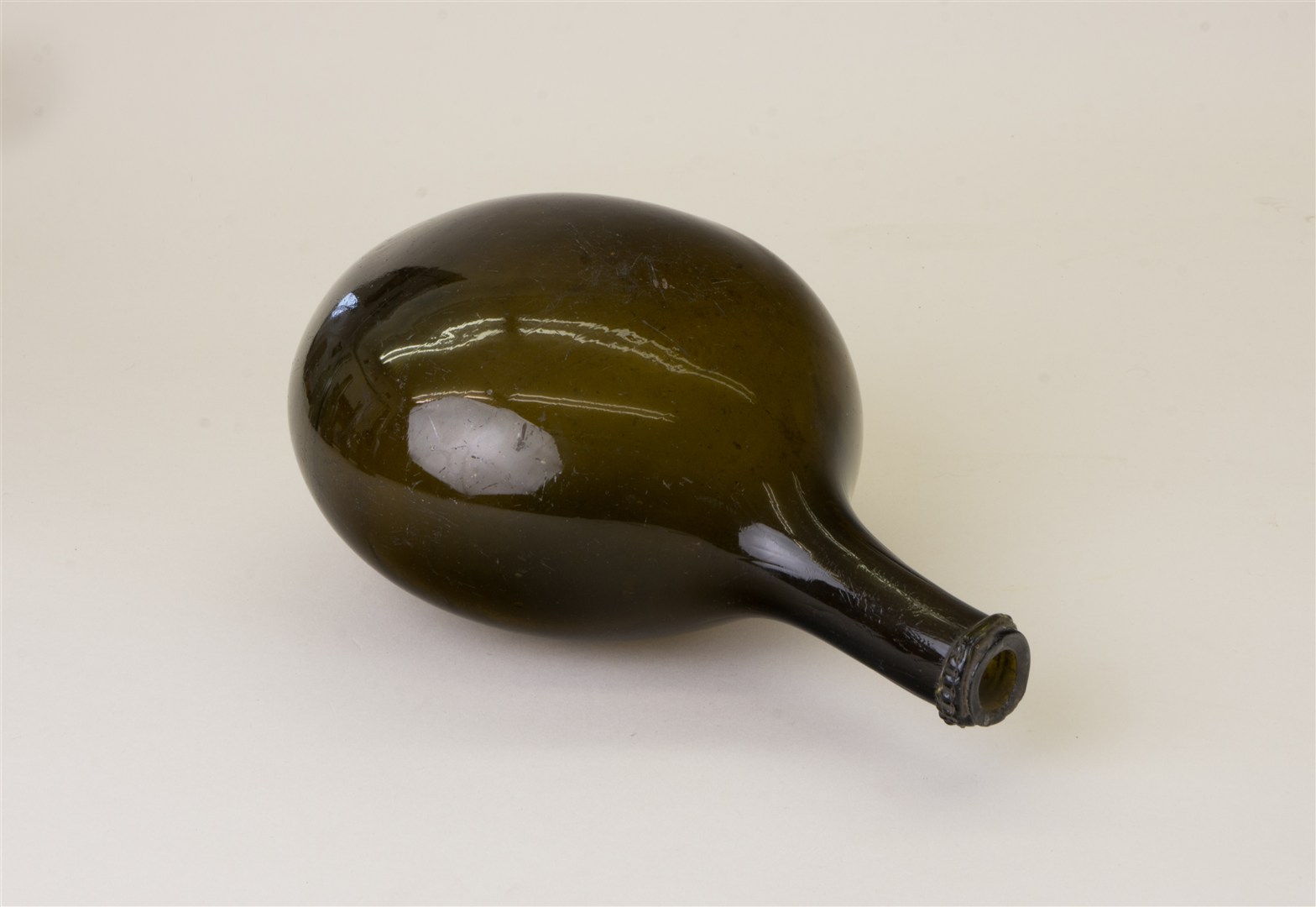 5 flessen van groen en bruin glas