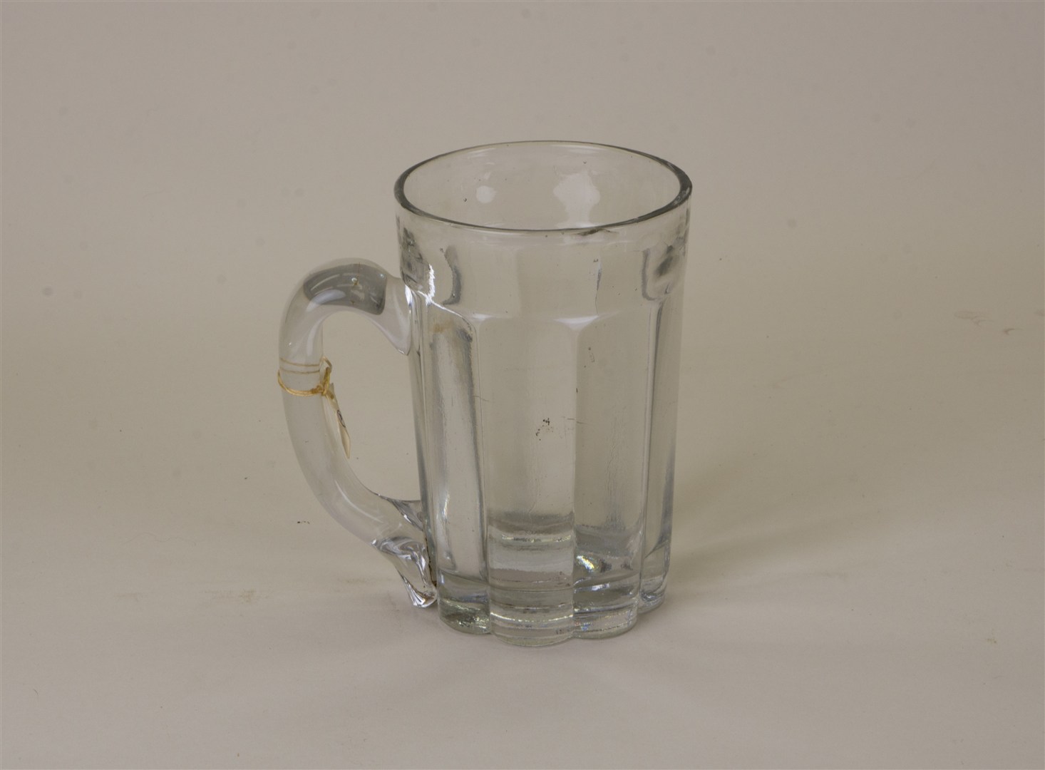 2 glazen bierpullen