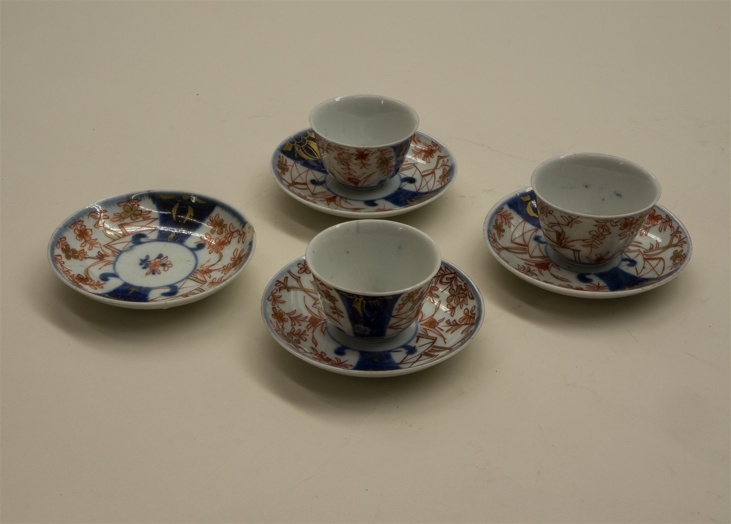 Theepot, 4 schotels en 3 kommetjes (Imari)