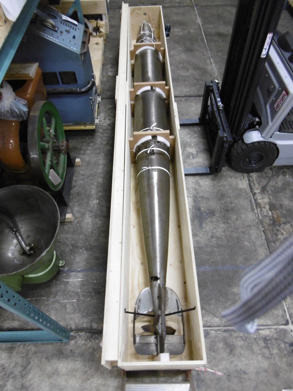 Een oefentorpedo, zogenaamde Whitehead torpedo, geregistreerd bij de Koninklijke Marine als type V, torpedo visch vr. 0.355 x 4,50 – No. 56. Met zes losse huidplaten (verwijderd voor expositie).