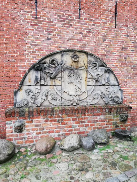 Gevelsteen of fronton van het admiraliteitshuis te Harlingen