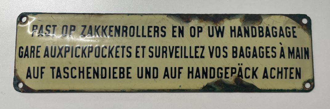 Informatiebord trein Past op zakkenrollers en op uw handbagage