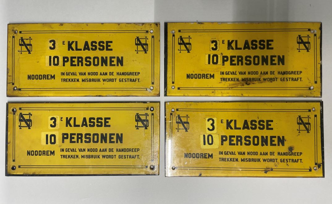 Vier informatieborden trein 3e Klasse – 10 personen – Noodrem