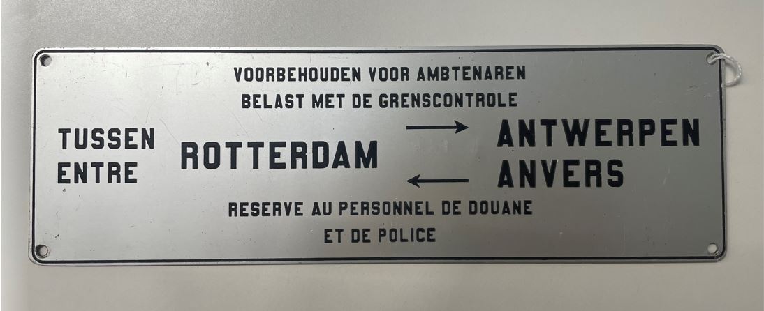 Informatiebord trein Voorbehouden voor ambtenaren belast met de grenscontrole