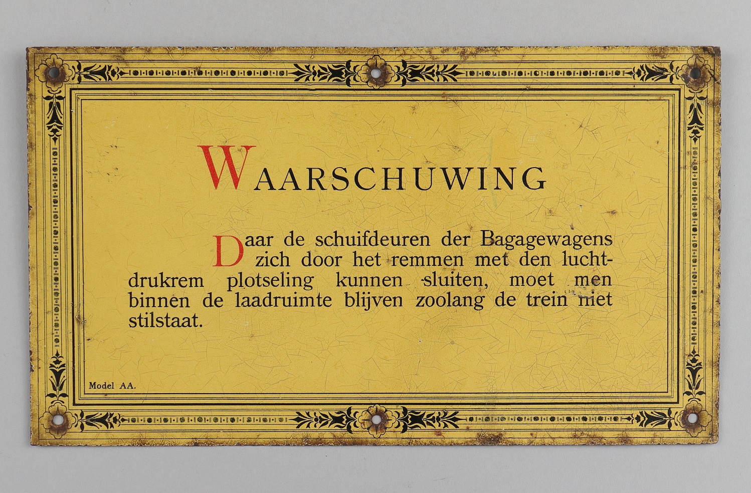 Informatiebord Waarschuwing. Daar de schuifdeuren der bagagewagens zich door het remmen (…)