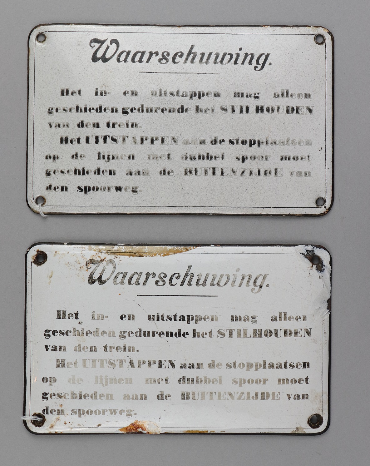 Twee informatieborden Waarschuwing. Het in- en uitstappen mag alleen geschieden gedurende het stilhouden (…)
