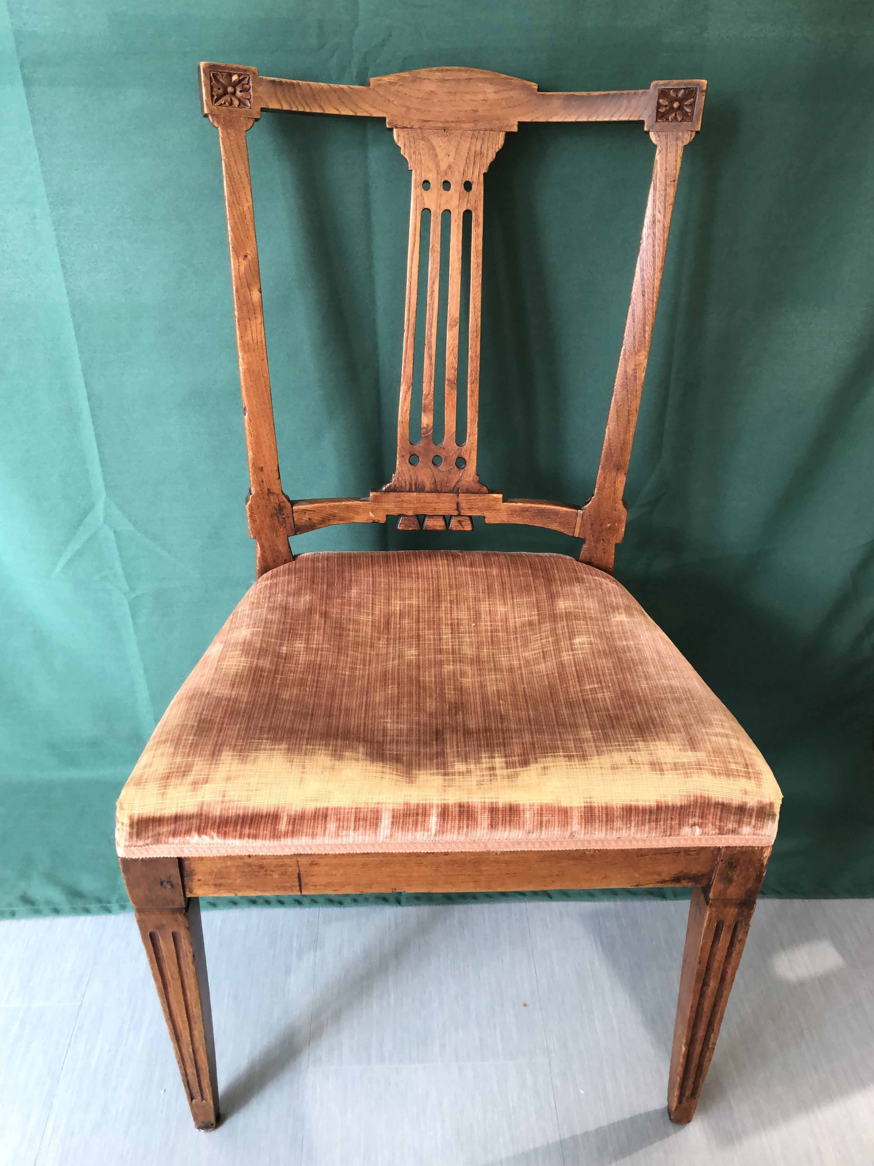 6 stoelen in Louis XVI stijl. In zeer matige staat