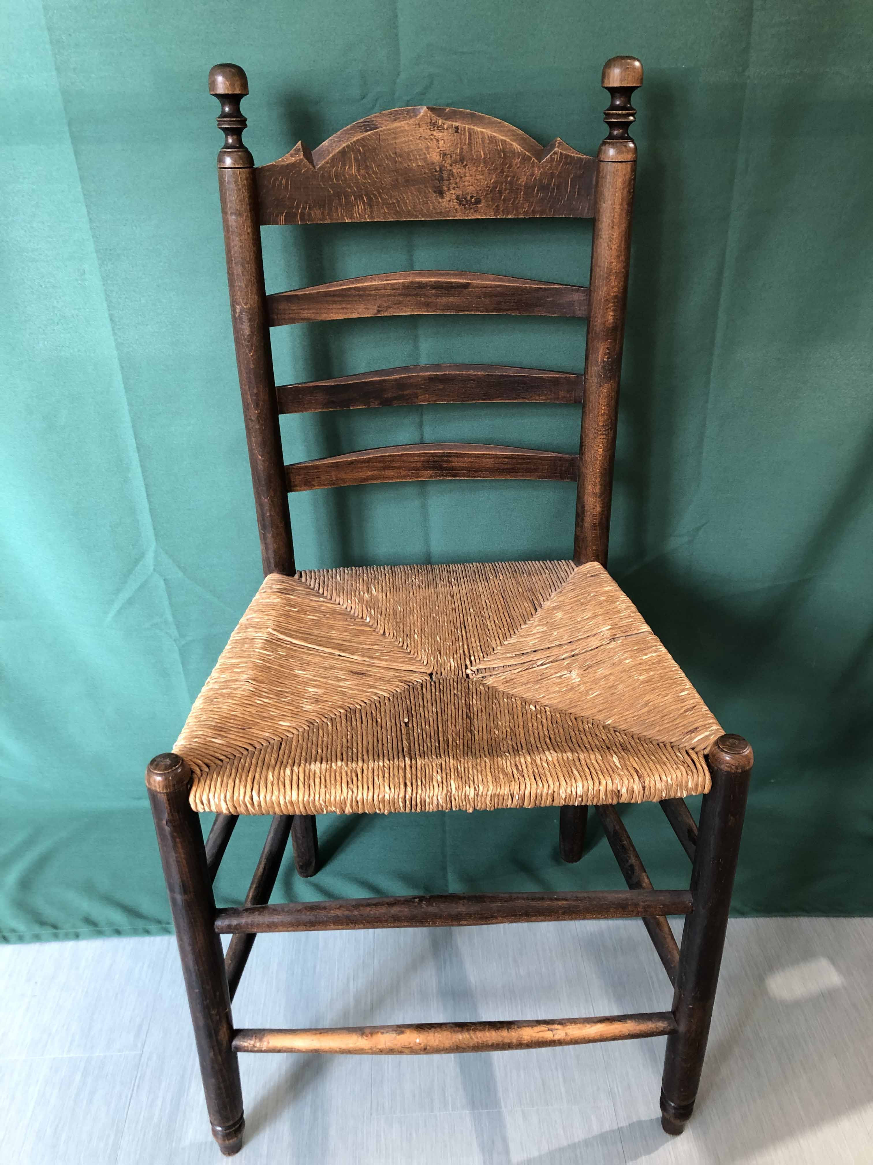 3 stoelen met een gevlochten biezen zitting