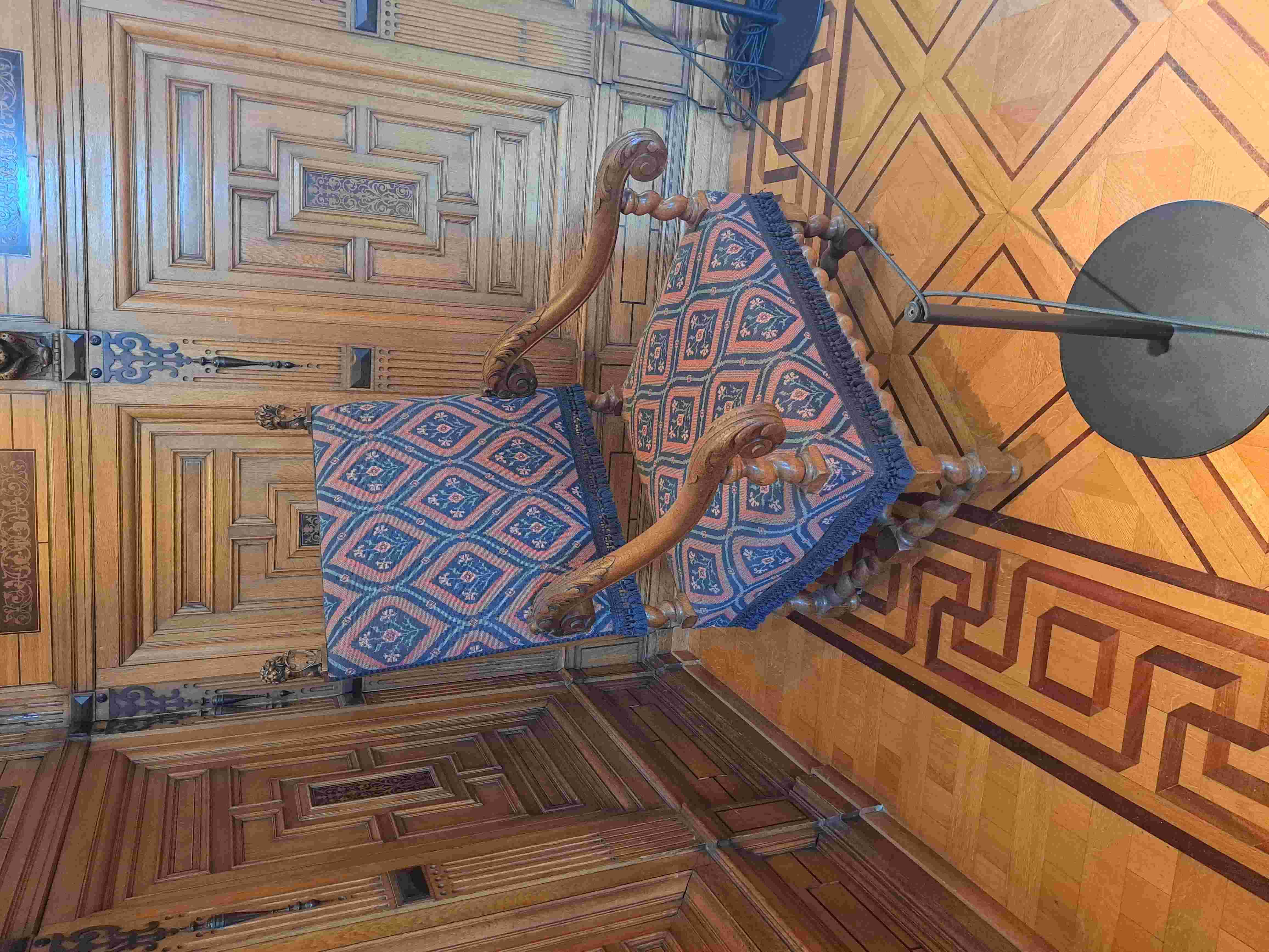 Zes armstoelen uit de vm. Koninklijke Wachtkamer van het station van het Staatsspoor te Den Haag.