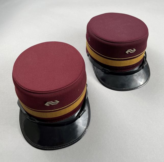 Elf petten voor een machinist en hoofdconducteur