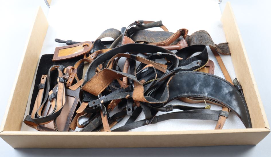 Doos met onderdelen afkomstig van onder andere petten, tassen en koffers