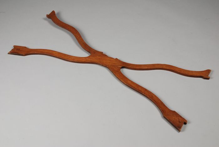 Eikenhouten kruisregel van waarschijnlijk een tafel of wandtafel, twee gemonteerde delen, golvend model